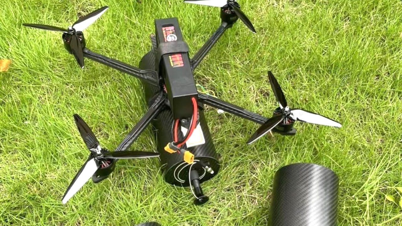 дрон с различными типами антенн на столе дрон с различными типами антенн на столе