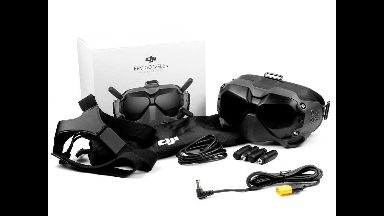 пилот в очках DJI Goggles V2 держит пульт управления на улице пилот в очках DJI Goggles V2 держит пульт управления на улице