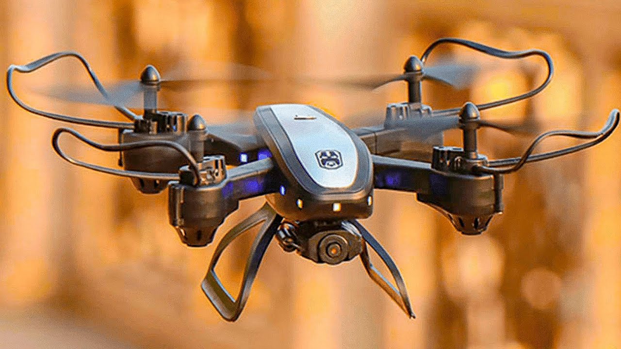 линейка квадрокоптеров разных размеров рядом со смартфоном