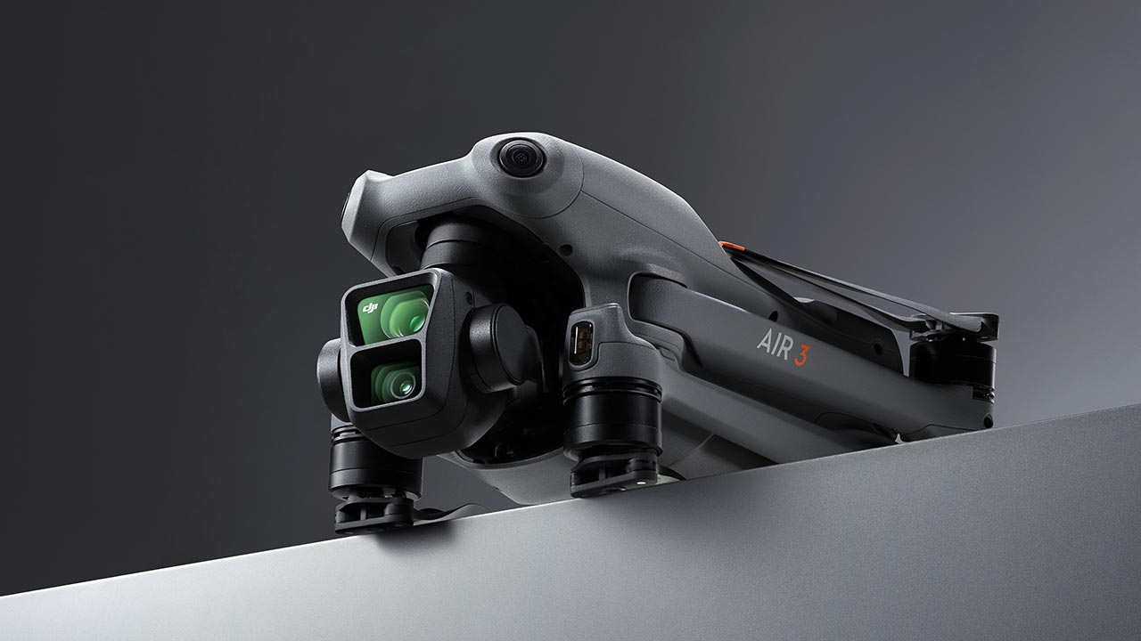 дрон dji air 3 в сложенном и разложенном виде на столе