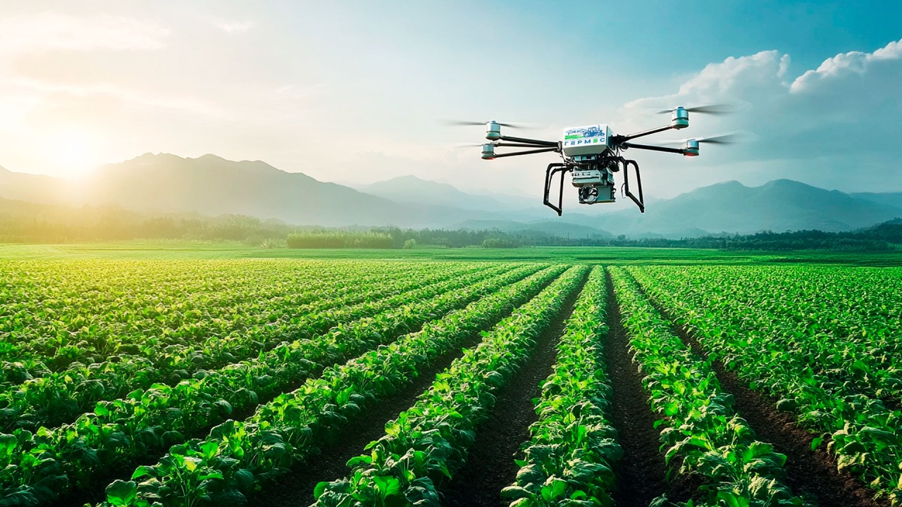 агродрон с системой опрыскивания полей